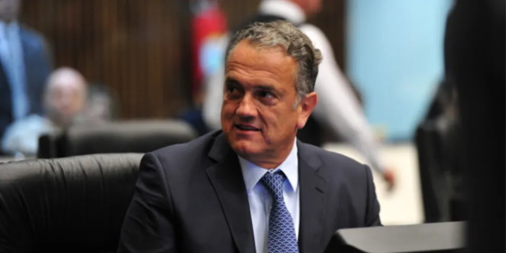 TROCA DE IDADE - O Deputado Estadual Plauto Miro Guimarães foi muito cumprimentado pela passagem de seu aniversário na última segunda-feira (20). Plauto que faz um belo trabalho no Legislativo Estadual, sempre pensando em melhorias e recursos para a região dos Campos Gerais, deixando assim seu nome marcado na história da nossa cidade. Da coluna RC os votos de sucesso e alegrias
