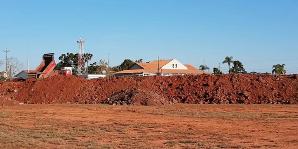 Terra está sendo colocada ao lado do atual pátio, para a ampliação do local