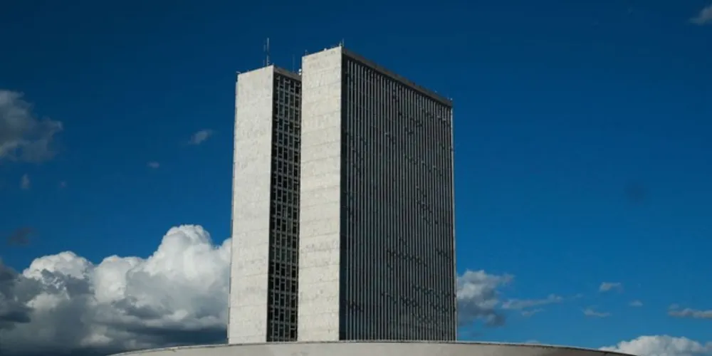 A medida autoriza a União a transferir ao beneficiário do fomento R$ 2.500, em parcela única, por unidade familiar. Para a mulher agricultora familiar, a transferência será de R$ 3 mil.