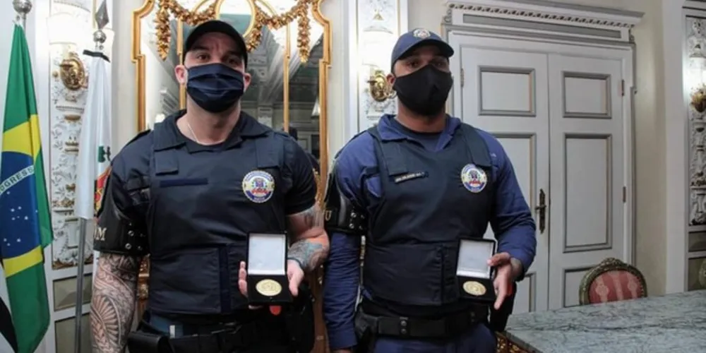 Foi realizada uma cerimônia para entrega das medalhas, que além do prefeito contou com a presença do secretário de Segurança Pública de Santos, Sérgio Del Bel, e de familiares dos guardas municipais. 