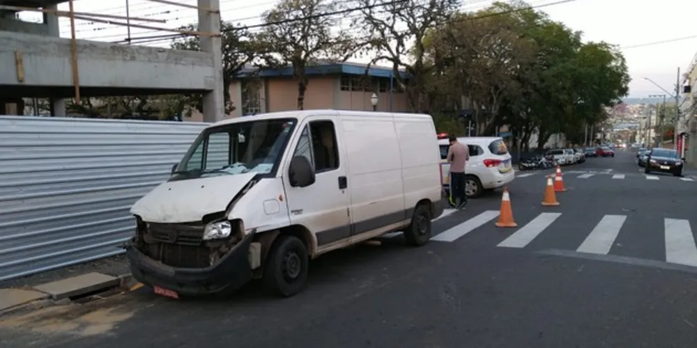 Com o impacto entre Parati e van no cruzamento, carro estacionado também foi atingido