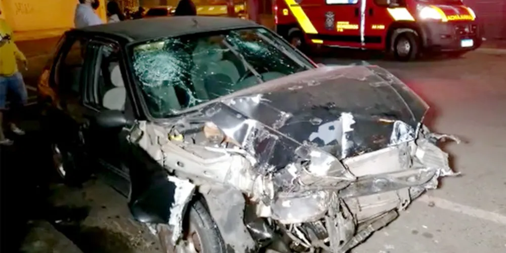 Acidente na área central deixou duas pessoas feridas na noite desta terça-feira
