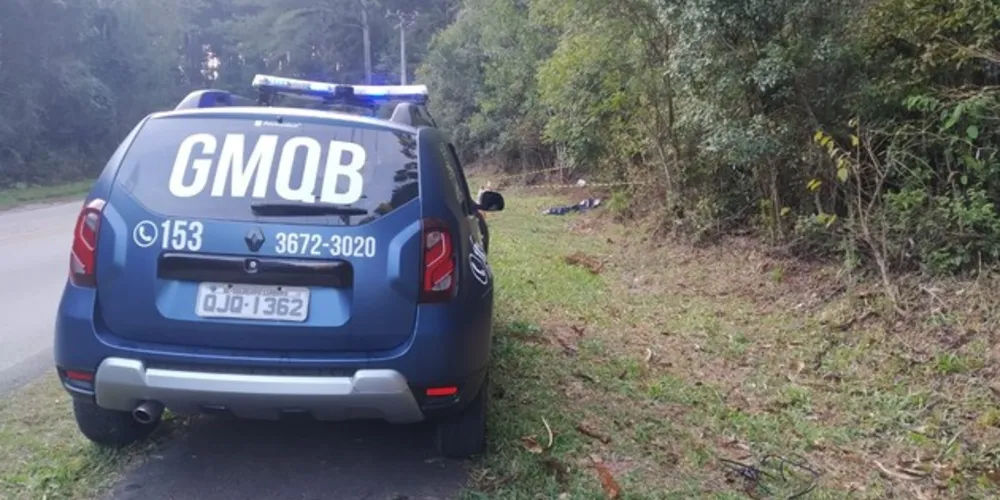 O homem tinha marca de sangue na boca, mas só a perícia vai apontar a causa da morte.