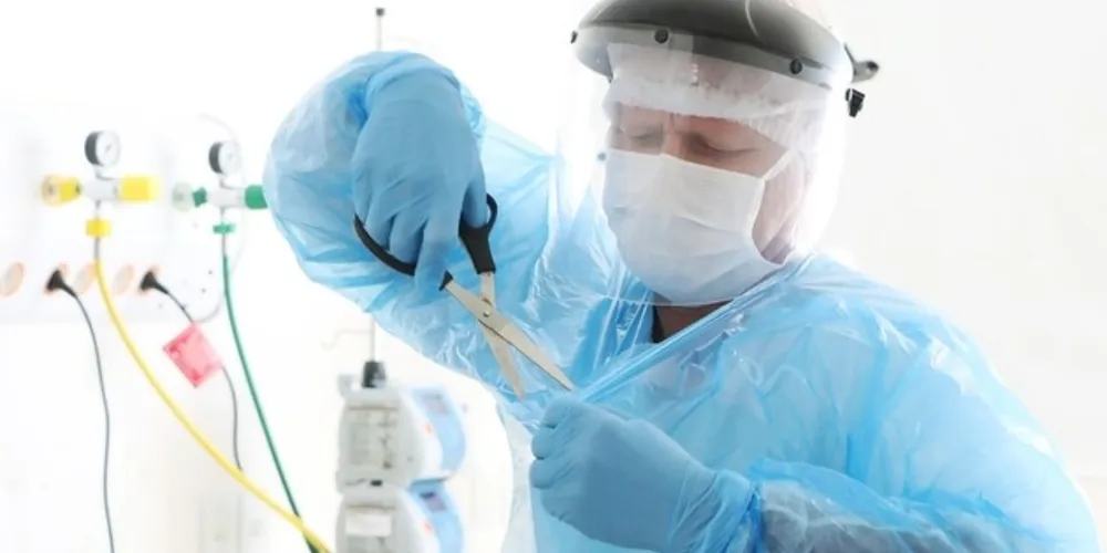 Os materiais doados pelas empresas foram confeccionados com resina de polietileno, mangas longas, elásticos, com comprimento até os pés