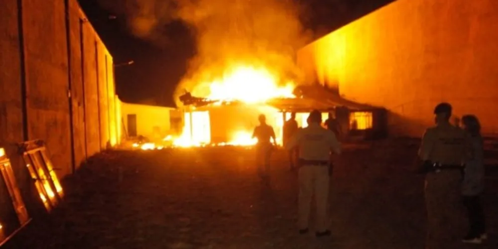 Autor do incêndio conseguiu fugir antes da chegada dos bombeiros e da polícia e ainda não foi encontrado