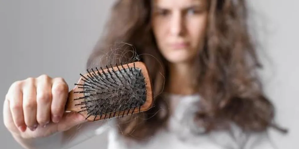 O ressecamento acontece de forma natural. Ele nada mais é do que um desgaste que o cabelo sofre durante o dia a dia.