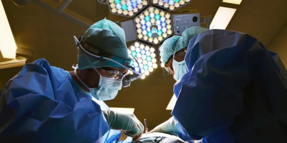 Apesar da existência de mensalidades atrasadas (montante que pode ser cobrado pela instituição de ensino), a universidade não poderá impedir a rematrícula do aluno no curso de medicina.