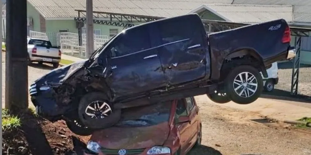 Apesar dos danos elevados nos veículos ninguém ficou ferido.