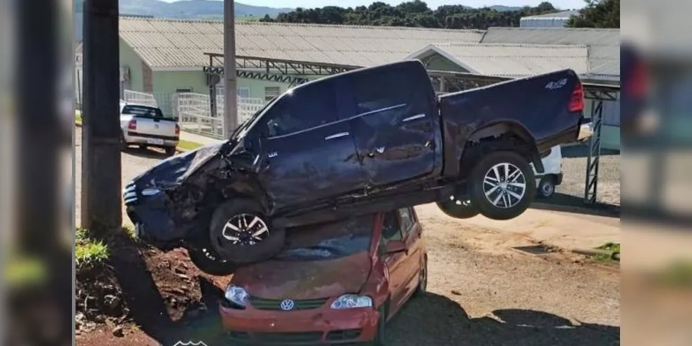 Apesar dos danos elevados nos veículos ninguém ficou ferido.