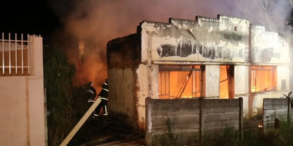 Bombeiros resgataram casal de idosos que estava em casa pegando fogo e resgataram família em casa nos fundos