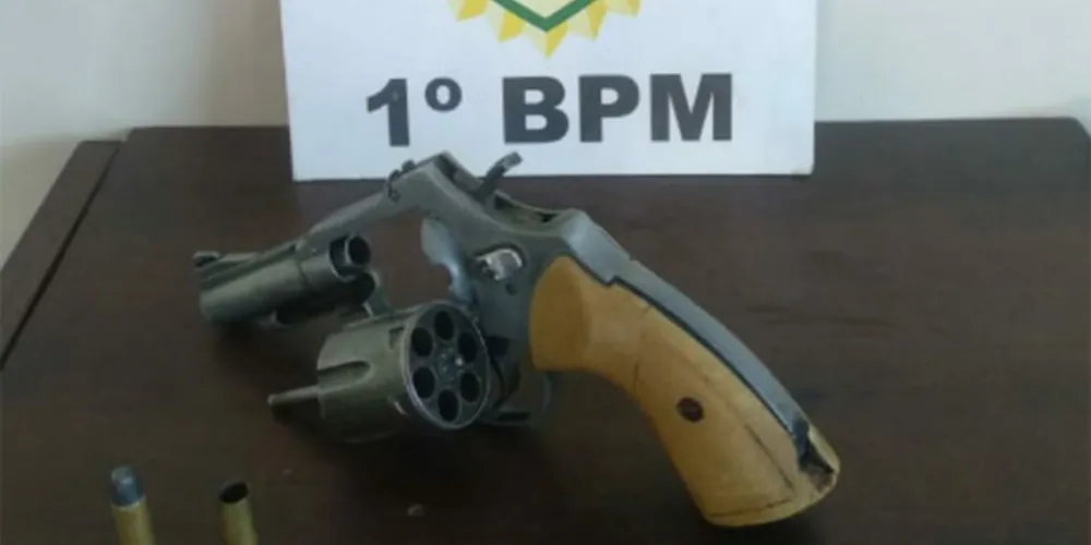 Arma abandonada por ladrão foi apreendida e, pouco tempo depois, autor se entregou