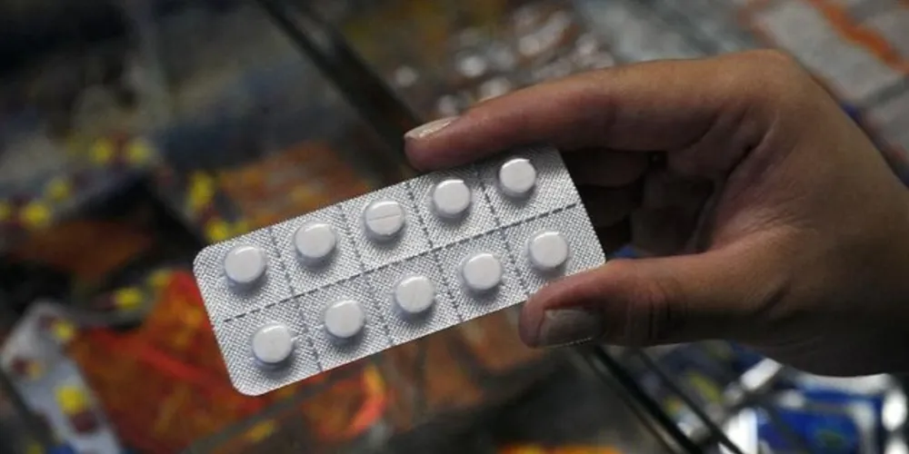 A compra desses produtos em farmácias e drogarias será permitida apenas mediante apresentação da receita médica em duas vias. 