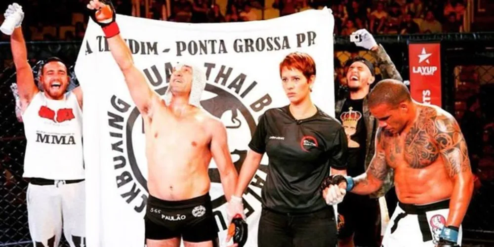 A live vai mostrar como esse atleta de 44 anos contribuiu para a história do esporte em Ponta Grossa e sobre o evento ‘Paulão Fight’, evento de MMA mais antigo do Brasil e quarto mais antigo do mundo. 