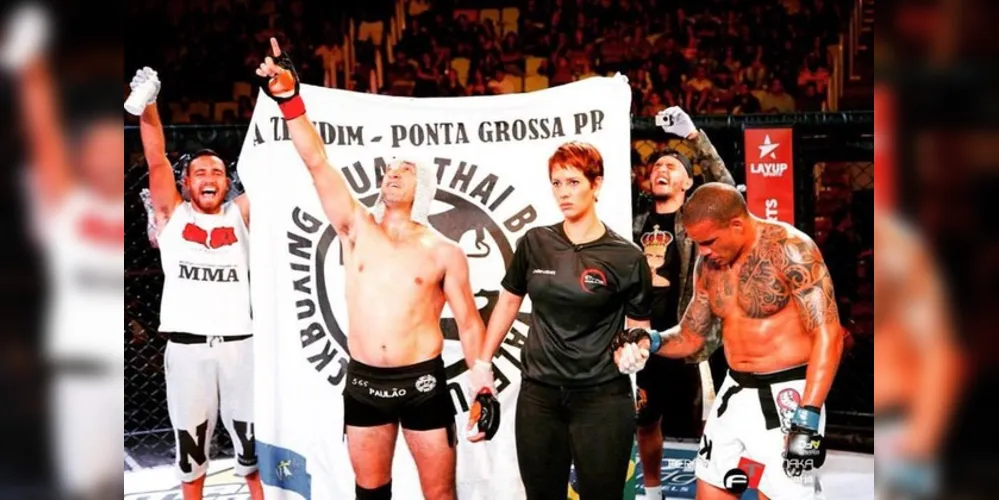A live vai mostrar como esse atleta de 44 anos contribuiu para a história do esporte em Ponta Grossa e sobre o evento ‘Paulão Fight’, evento de MMA mais antigo do Brasil e quarto mais antigo do mundo. 