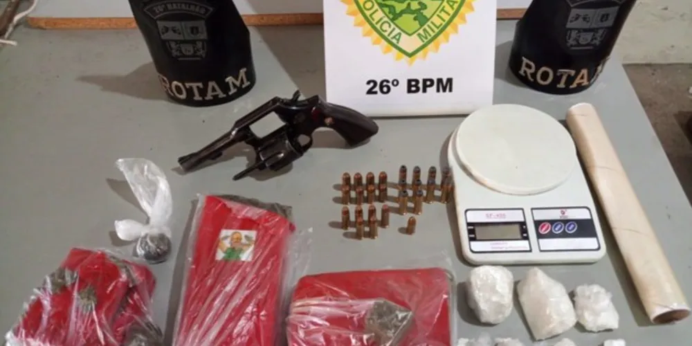 Além da maconha, policiais encontraram cocaína, revólver e munições