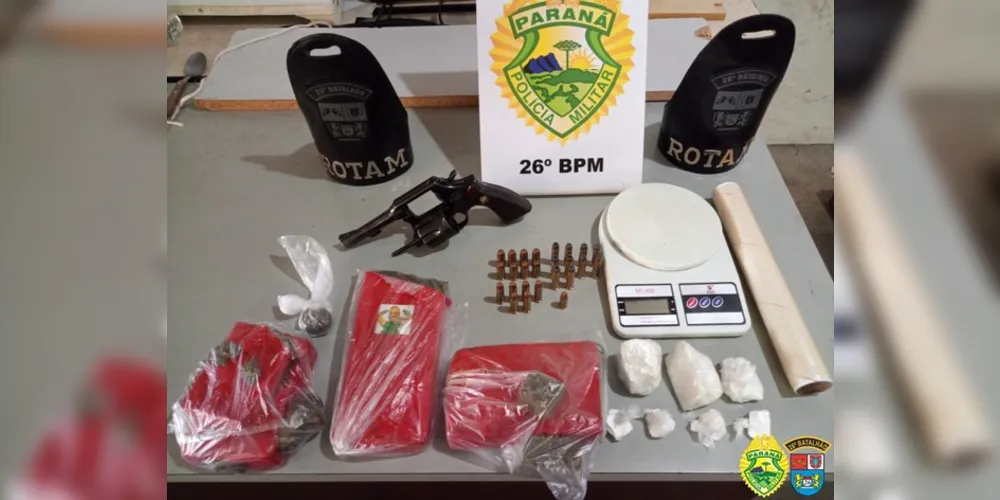 Além da maconha, policiais encontraram cocaína, revólver e munições
