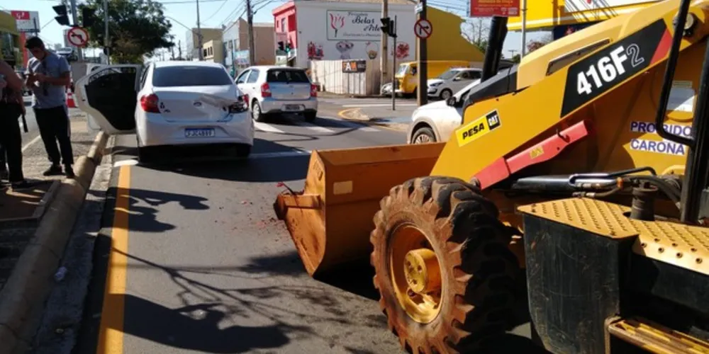 Imagem ilustrativa da imagem Trator bate na traseira de carro em avenida de Oficinas