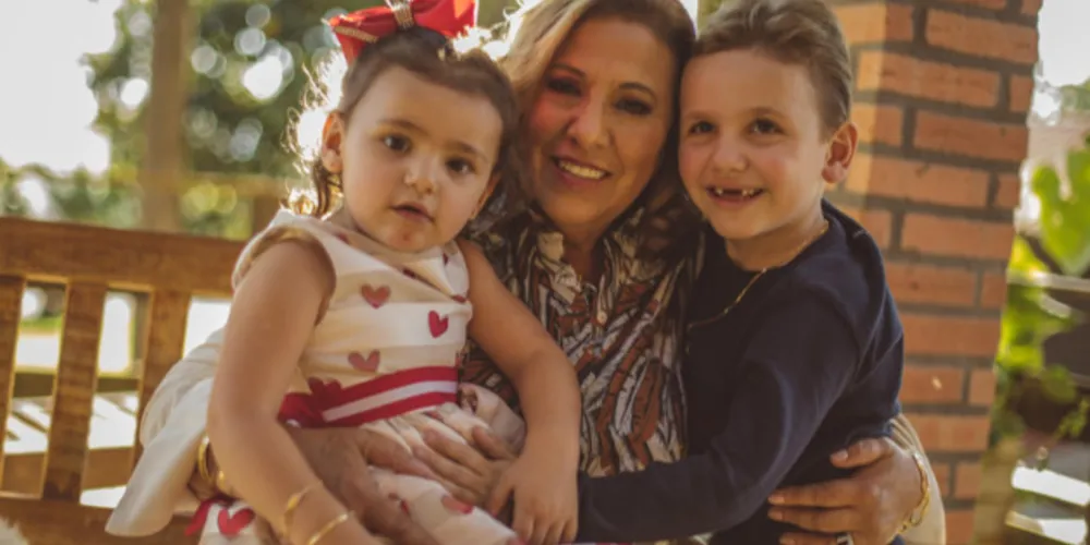 Vera Cury e seus netos Felipe Cosmoski Cury e Maria Eduarda Cury Silva