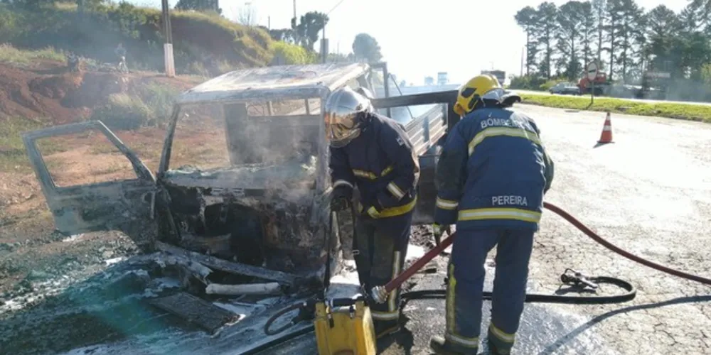 A cabine do Mercedes-Benz MB180 acabou totalmente queimada