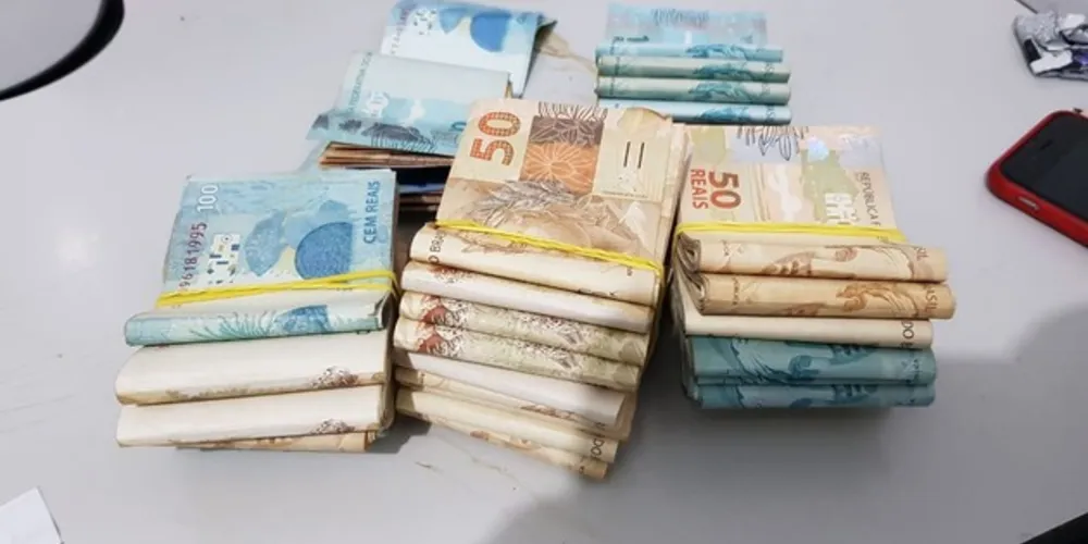 Dinheiro estava no fundo falso de um automóvel