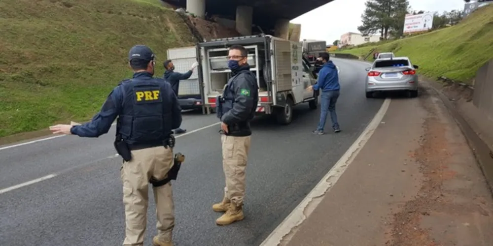 Vítima estava cruzando o viaduto com um amigo quando parou e pulou do local