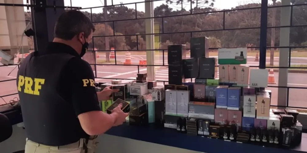 Imagem ilustrativa da imagem PRF apreende essências e narguilés na BR-277