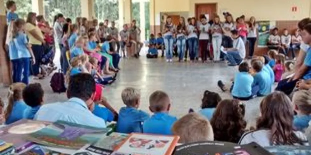 Crianças e adolescentes fizeram apresentação de poesia