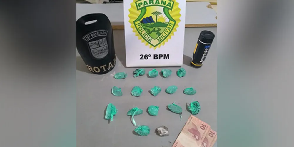 Pote de talco que escondia buchas de maconha estava no porão da residência