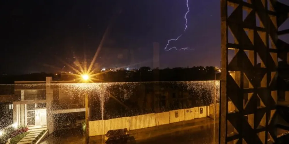 A plasticidade da imagem une as luzes natural e artificial, com detalhe para a cerração e a fina chuva.