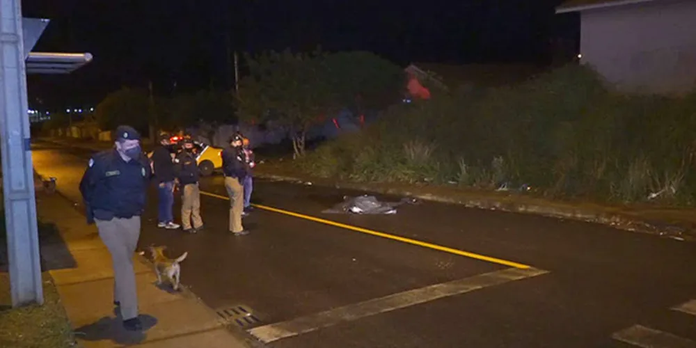 Jovem tentou correr, mas caiu no meio da rua e morreu no local