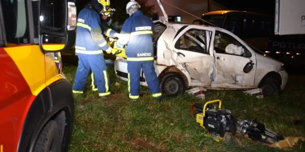 Apesar do estrago no automóvel, vítimas sofreram apenas lesões leves e estão fora de risco