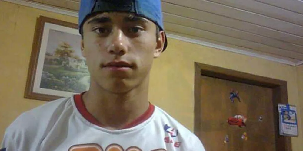 Jovem foi atingido por duas facadas no pescoço e morreu logo em seguida, quando tentava fugir