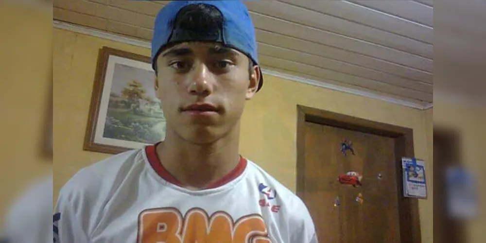 Jovem foi atingido por duas facadas no pescoço e morreu logo em seguida, quando tentava fugir