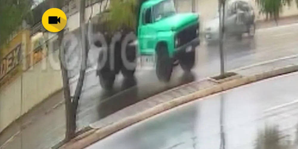 Imagem ilustrativa da imagem Flagra: caminhão roda e destrói carro em avenida de PG