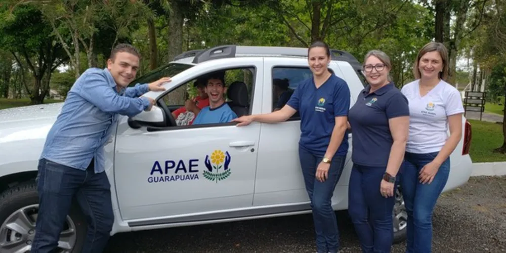 Entrega de veículo à APAE Rural em Guarapuava com recursos indicados pelo parlamentar. 