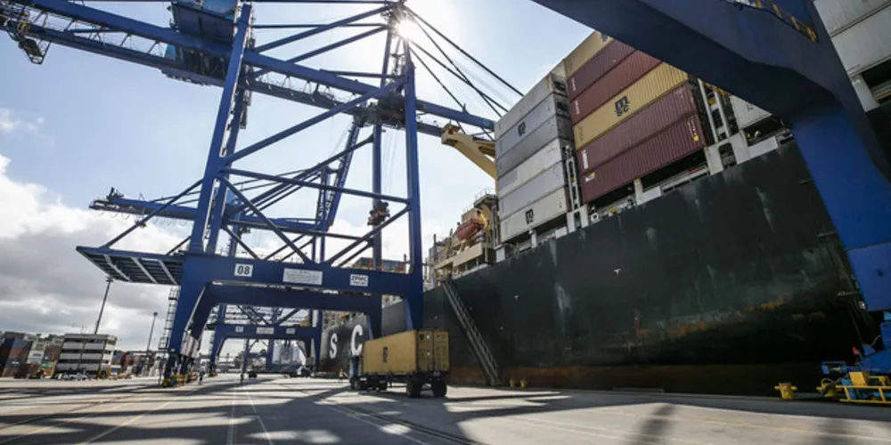 Comparando o resultado com o mês anterior, as exportações ficaram praticamente estáveis, crescimento de 1,3% ou US$ 17 milhões a mais em vendas.
