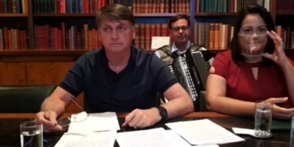 Também na transmissão pelas redes sociais, o presidente disse que a relação do governo com o parlamento brasileiro está “começando a engrenar”.
