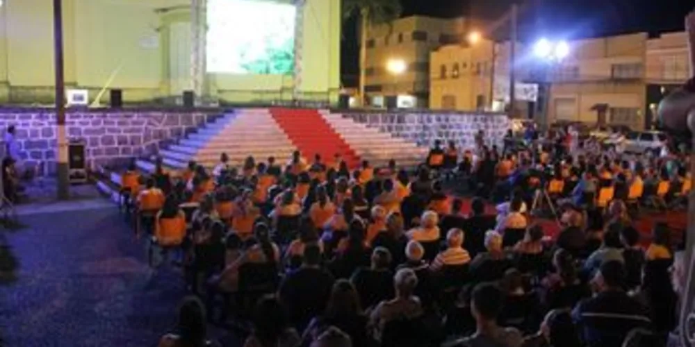Evento de exibição do filme aconteceu na praça da Igreja Matriz