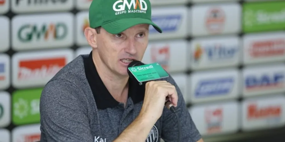 Treinador foi alvo de protestos de parte da torcida após eliminação em casa no Paranaense