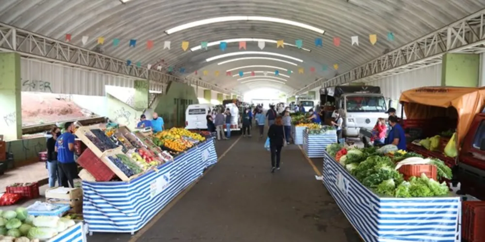 Feira adota medidas de segurança, com obrigatoriedade do uso de máscaras, disponibilização de álcool em gel e distanciamento entre as barracas