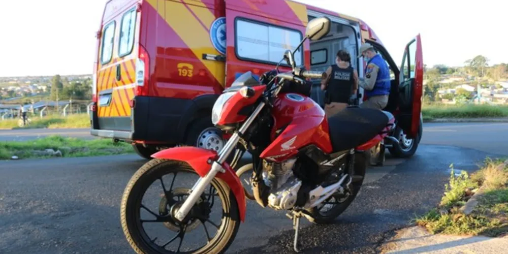 Piloto da moto precisou ser levado ao hospital com lesões moderadas, sem risco à vida