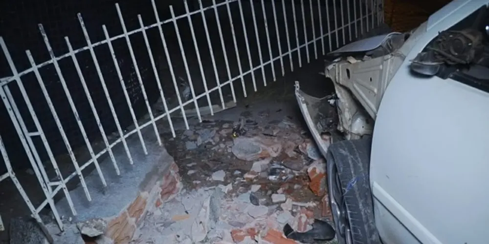 Imagem ilustrativa da imagem Carro é abandonado após bater contra muro no Centro