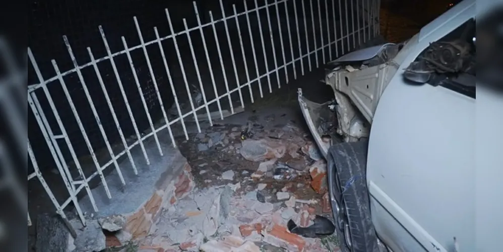 Imagem ilustrativa da imagem Carro é abandonado após bater contra muro no Centro