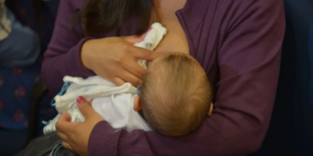 A mãe infectada que esteja em bom estado geral e com os cuidados de higiene, pode e deve amamentar o seu bebê. Quem orienta é a pediatra Míriam Santos, membro da Rede Internacional em Defesa do Direito de Amamentar.
