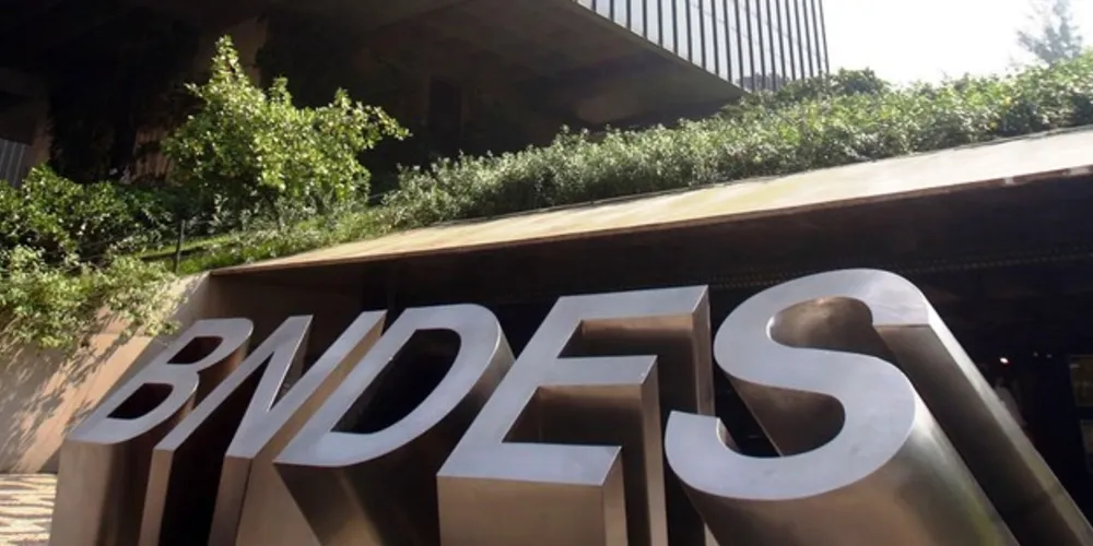 De acordo com o banco, o dinheiro será aplicado, prioritariamente, em investimentos em saneamento e recuperação de resíduos sólidos. 