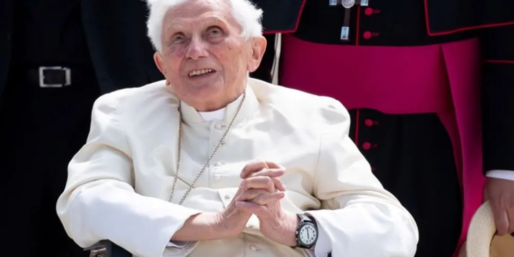 Bento XVI, de 93 anos, está bastante frágil e sua voz é praticamente inaudível, disse o autor Peter Seewald ao jornal.