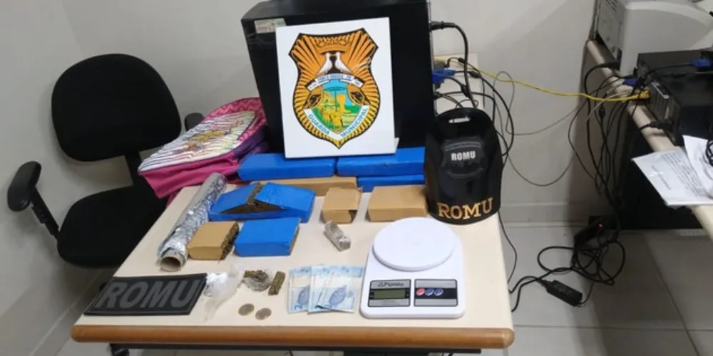 Droga estava escondida na mochila que suspeito tentou esconder no pátio de residência