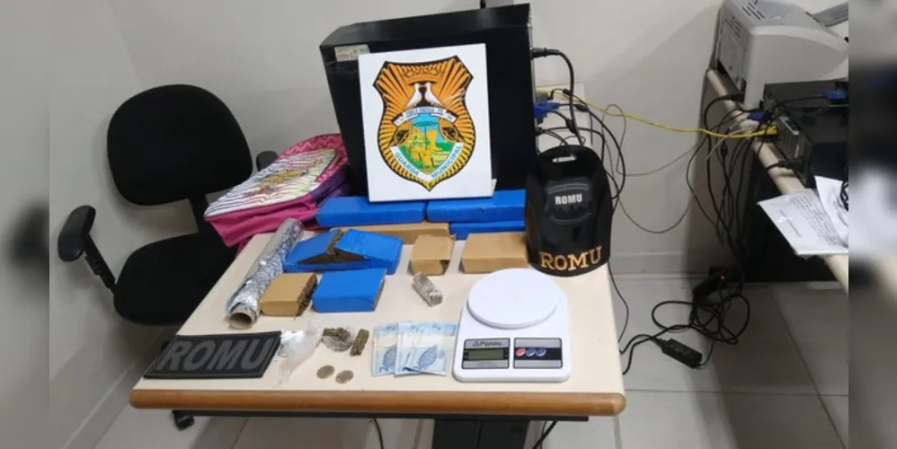 Droga estava escondida na mochila que suspeito tentou esconder no pátio de residência