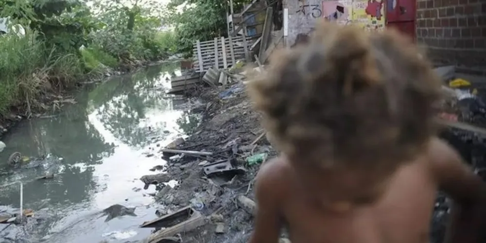 As pessoas que vivem abaixo da linha da pobreza, segundo critérios da Organização das Nações Unidas (ONU), são aquelas que vivem com menos de 1,90 dólares por dia, por pessoa na família, o que dá algo em torno de R$ 290 por mês. 