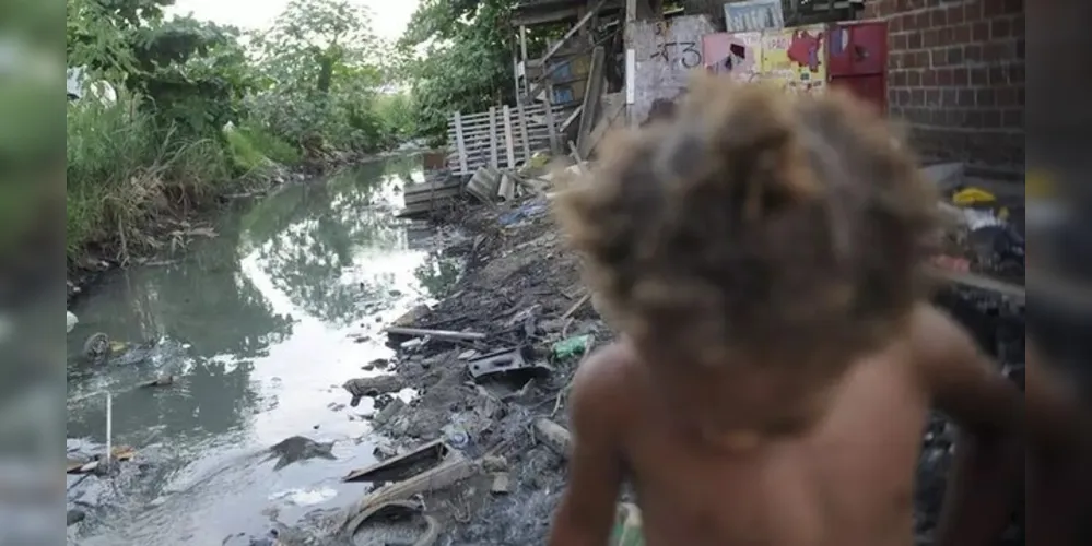 As pessoas que vivem abaixo da linha da pobreza, segundo critérios da Organização das Nações Unidas (ONU), são aquelas que vivem com menos de 1,90 dólares por dia, por pessoa na família, o que dá algo em torno de R$ 290 por mês. 